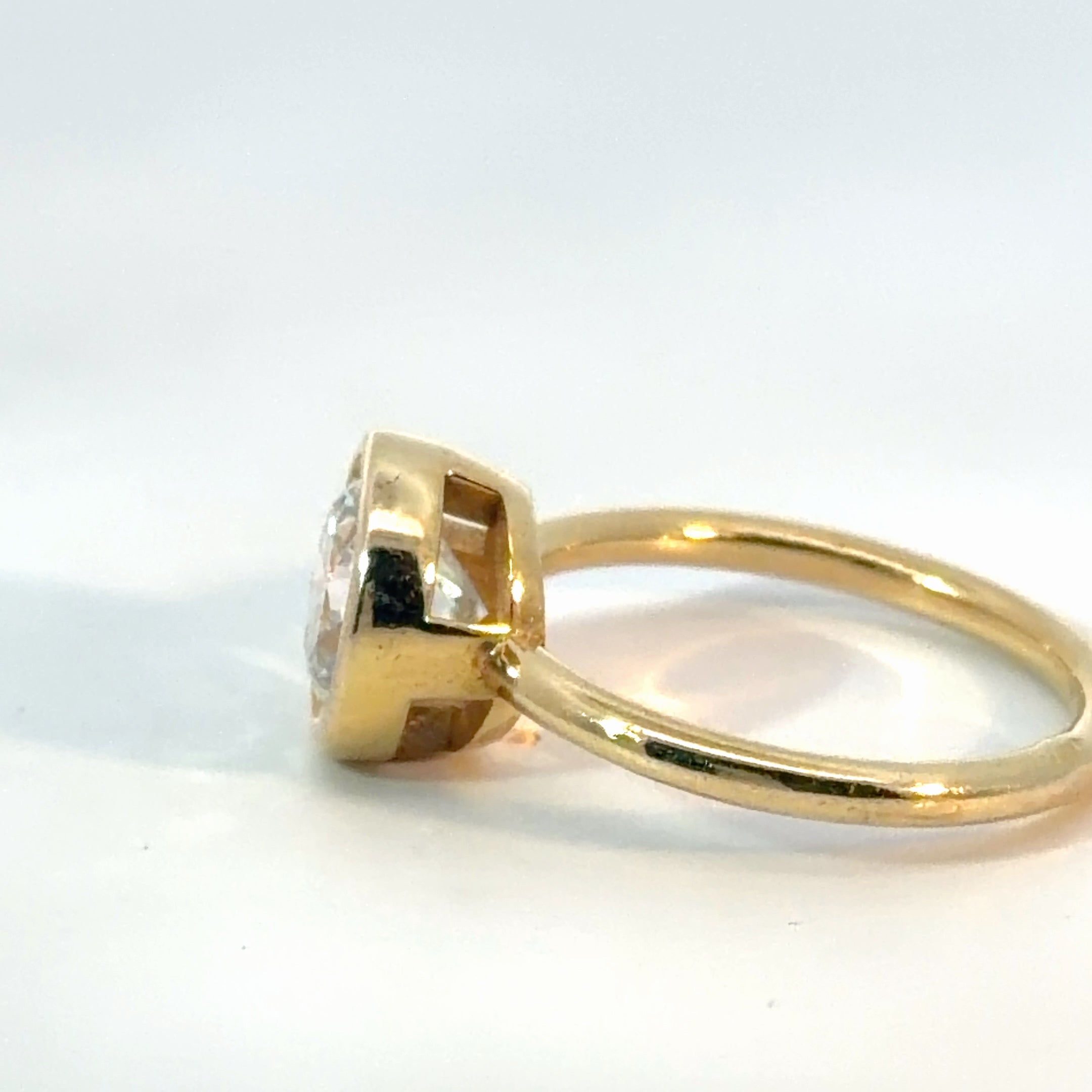 Round Bezel Set – Yellow Gold