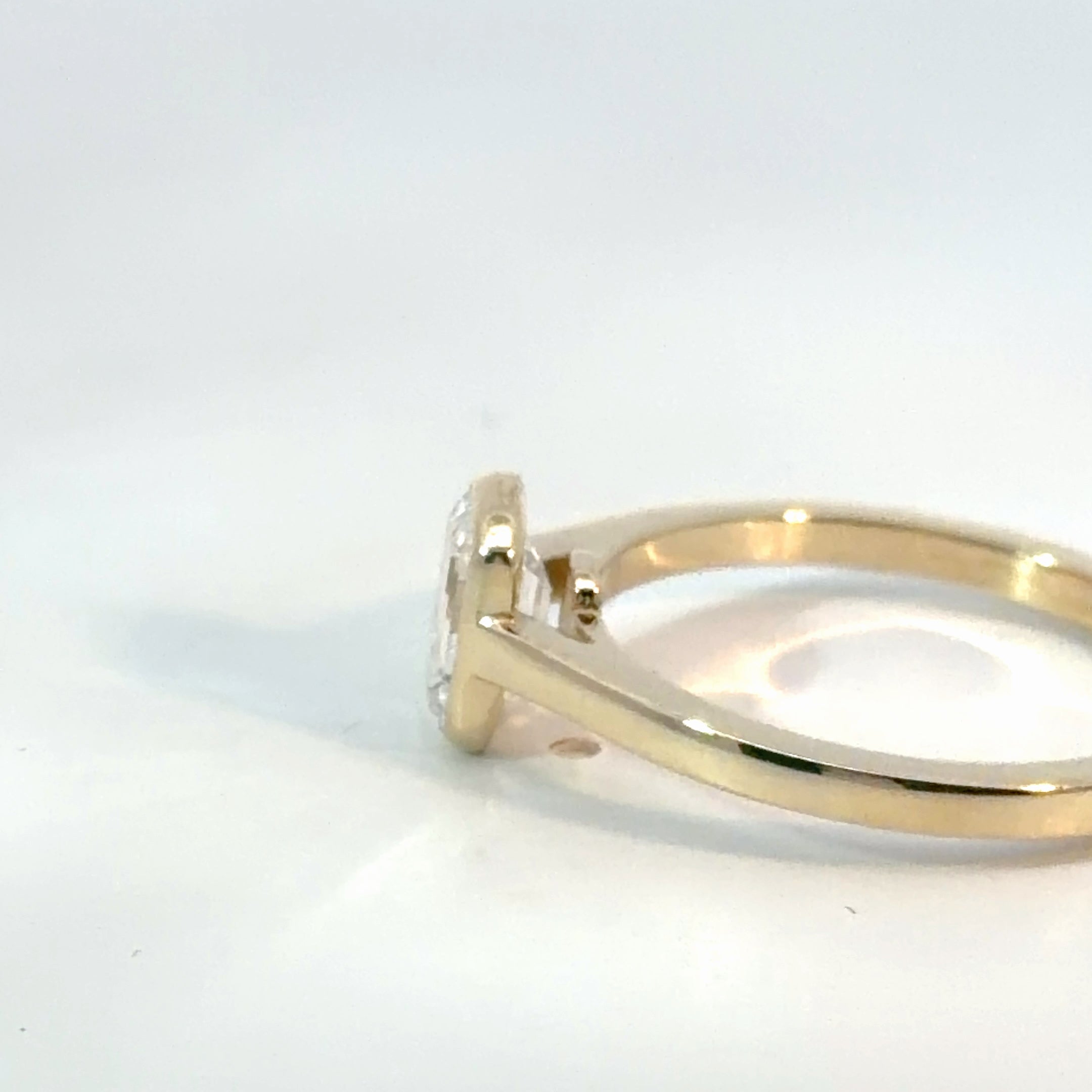 Round Solitaire Cathedral Setting – White Gold
