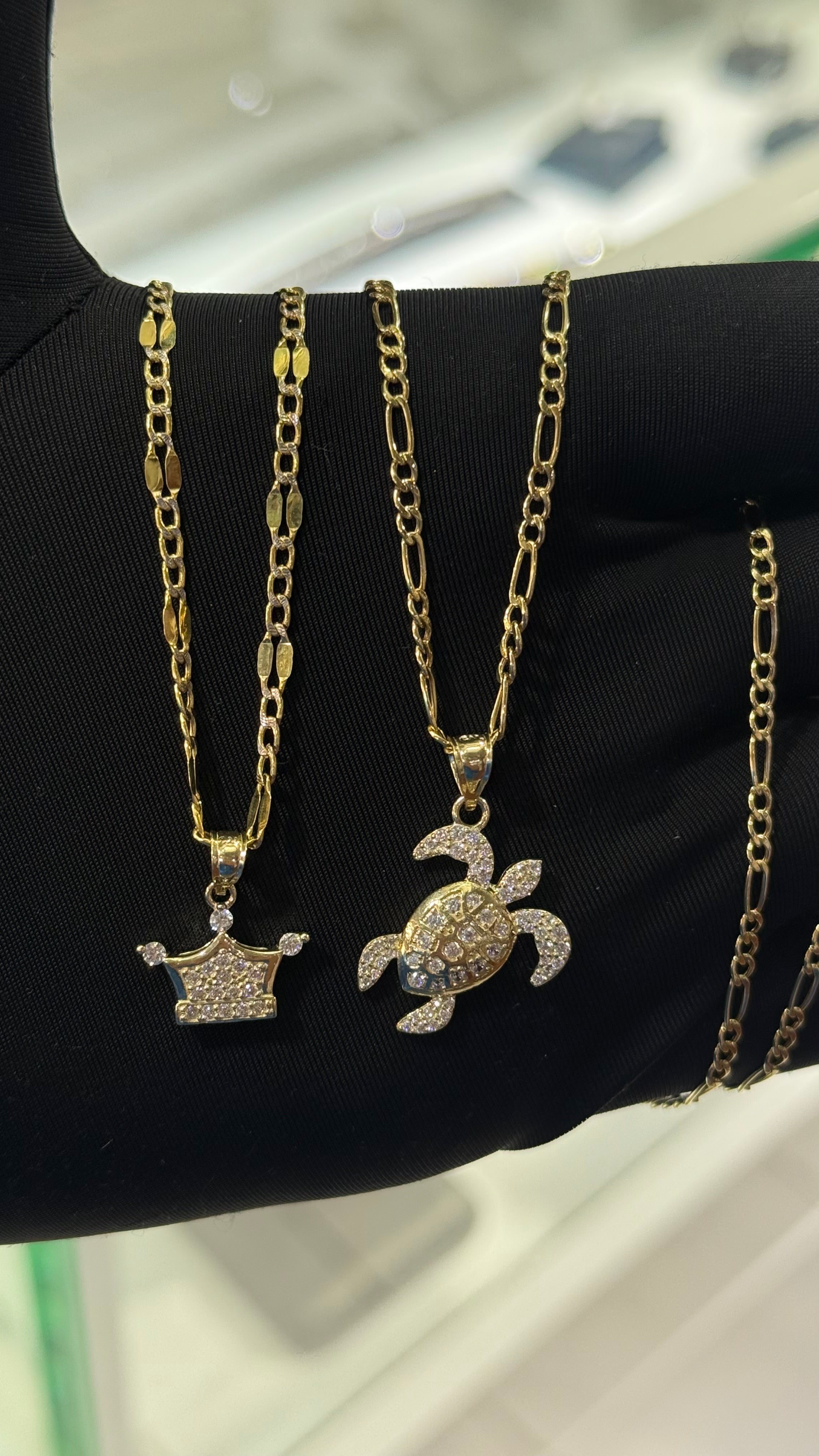 10k Gold Set - 2.5mm Figaro Chain + Pendant