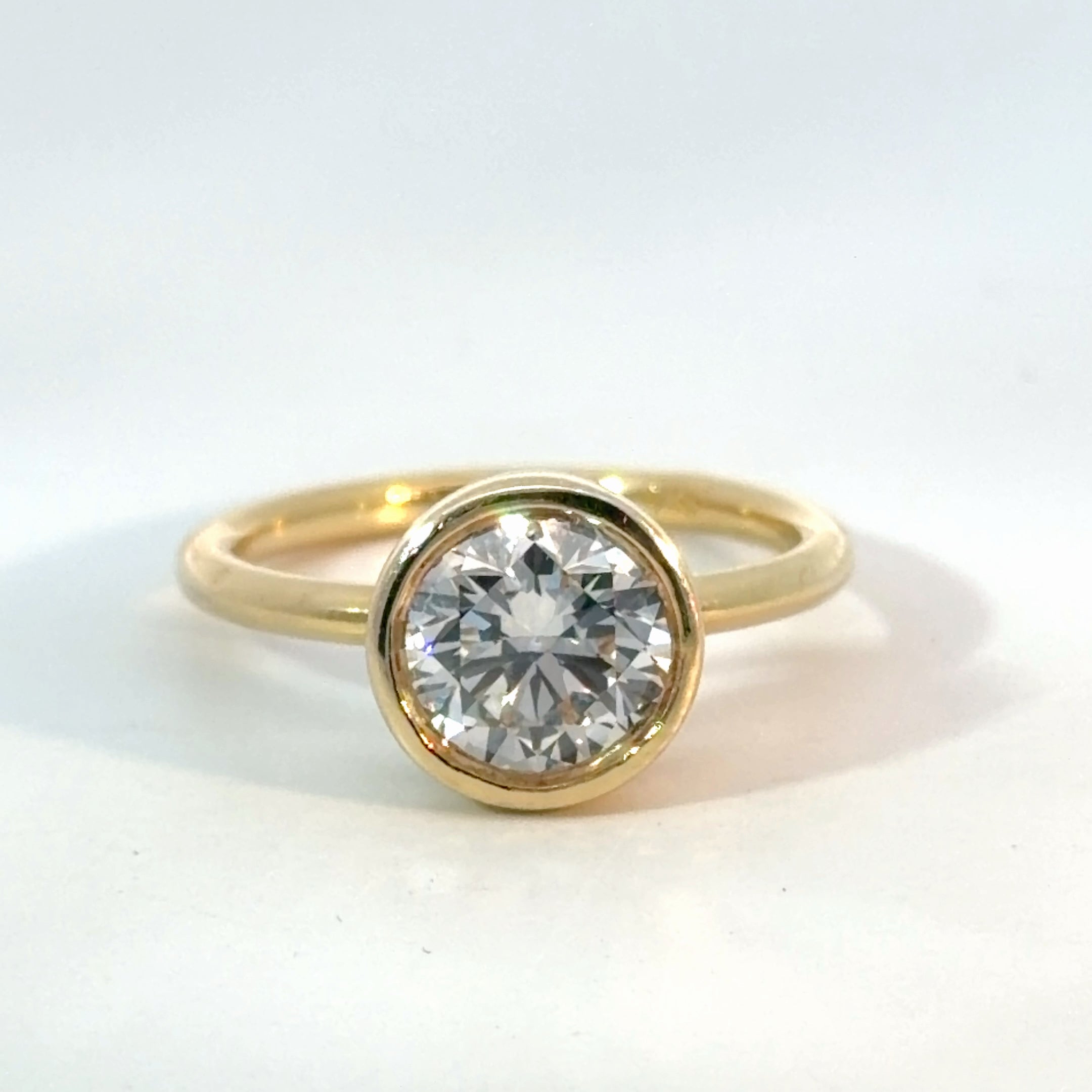 Round Bezel Set – Yellow Gold