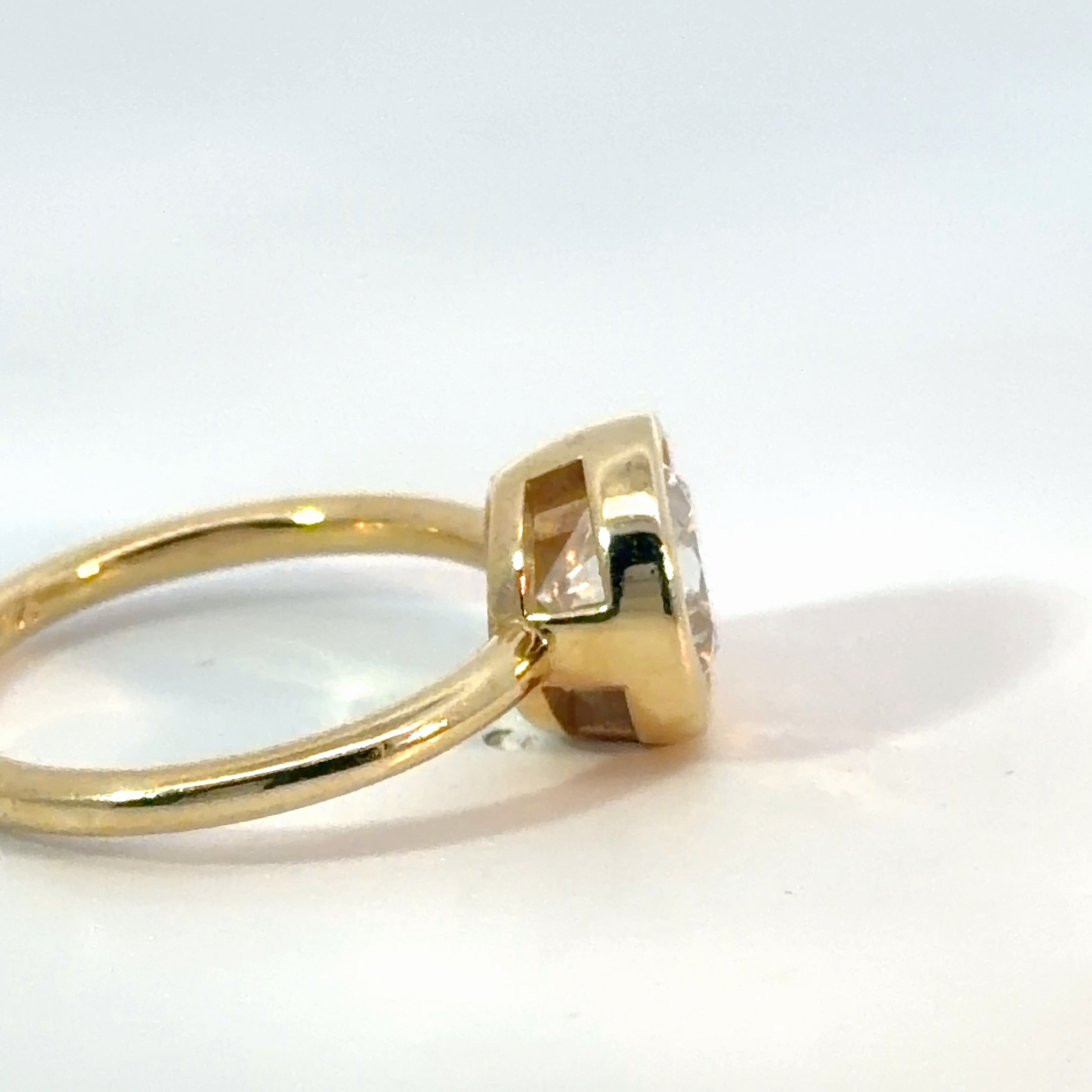 Round Bezel Set – Yellow Gold